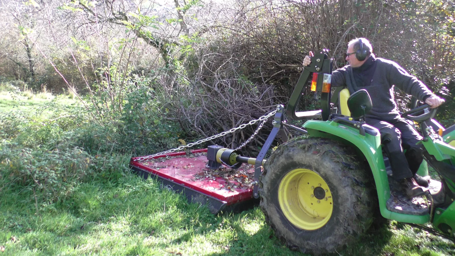 Débroussaillage avec tracteur et matériel d’entretien