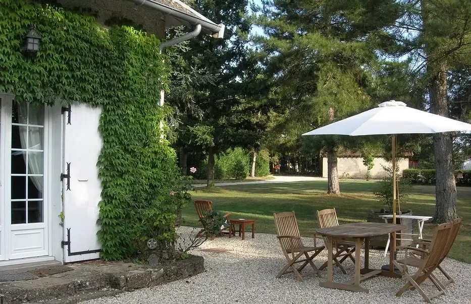 Terrasse de maison végétalisée avec mobilier extérieur