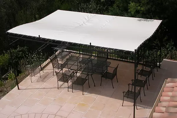 Terrasse extérieure avec pergola et mobilier de jardin