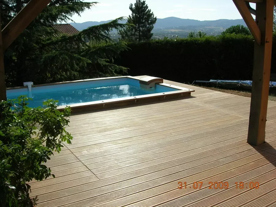 Terrasse bois autour d’une piscine